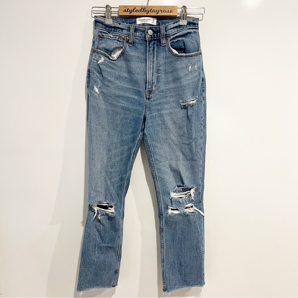 Abercrombie & Fitch Curve Love Ultra High Rise Ankle Straight Jean - Picture 1 of 9
